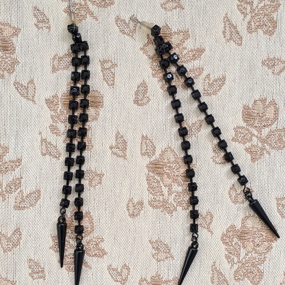 ⚡FREE W BUNDLE⚡ Earrings - Dramatic Black Danglers - Picture 3 of 5